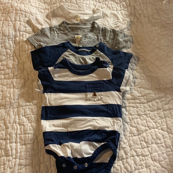 EUC- Baby Gap Boy short sleeve 12-18 month Bodysuits